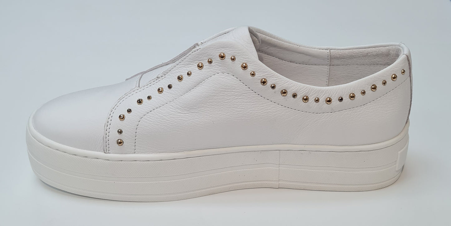 Synty - White/Gold Stud