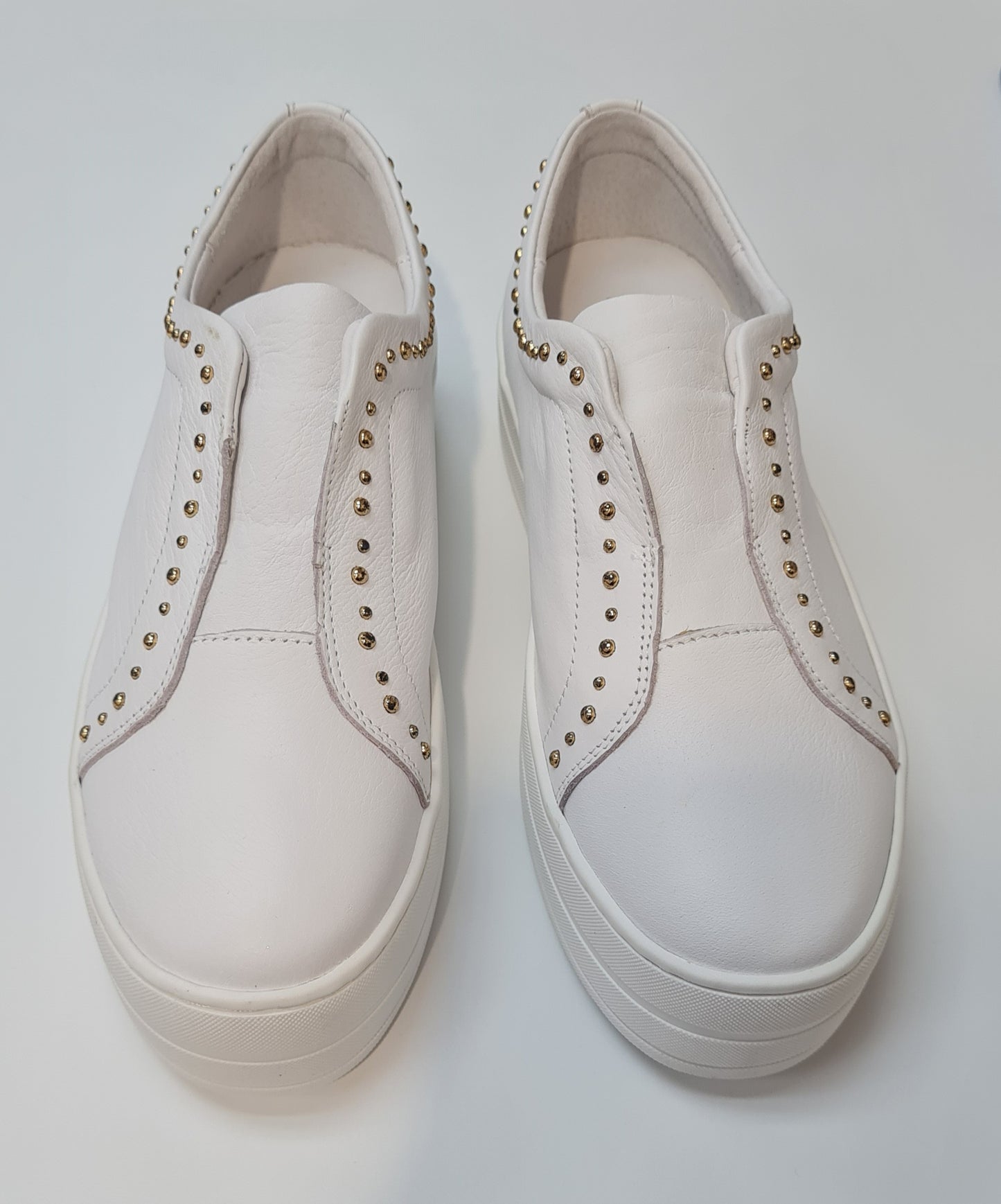 Synty - White/Gold Stud